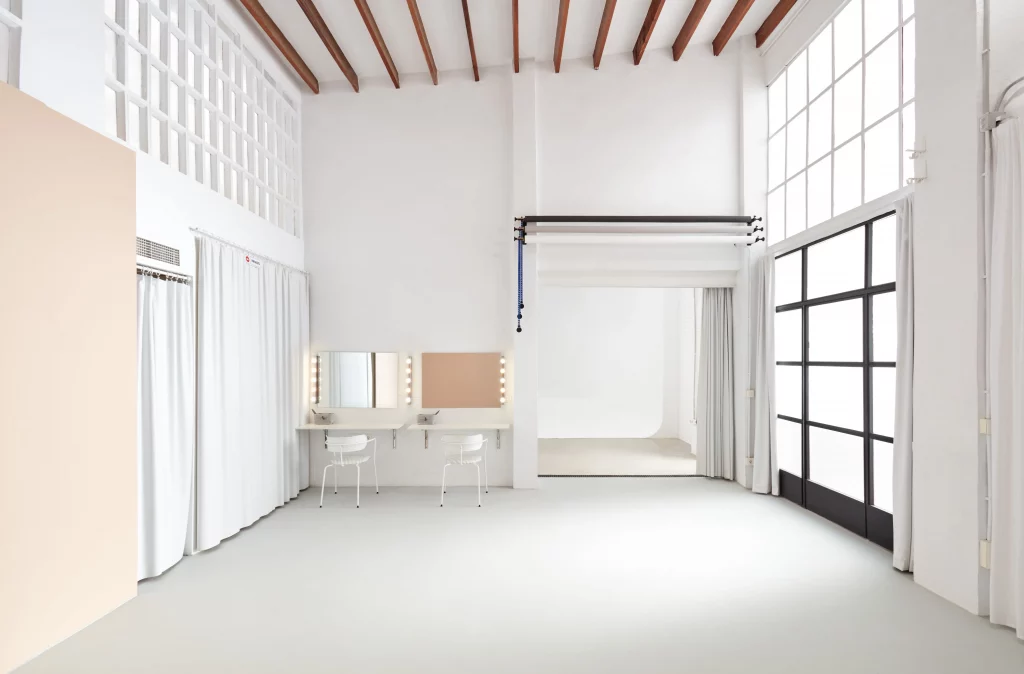 Infinity alquiler estudio produccion ciclorama luz natural valencia