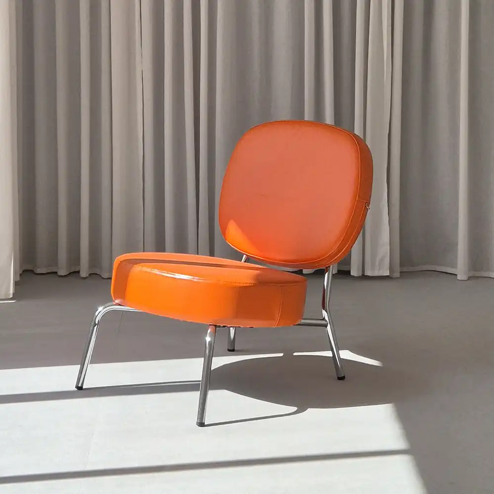 Butaca vintage naranja disponible en alquiler de estudio CU29 Valencia