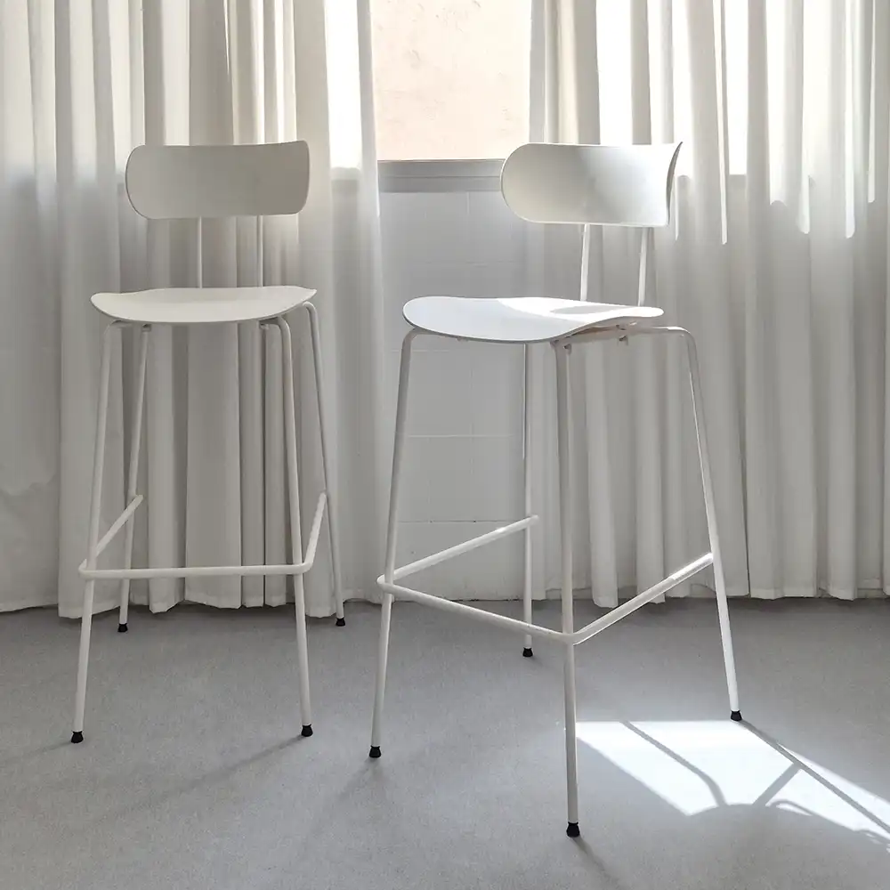 Taburetes blancos disponibles en alquiler de estudio CU29 Valencia