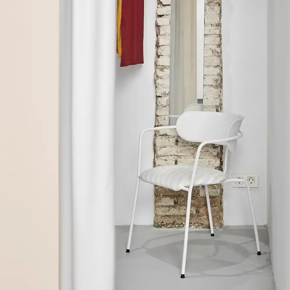 Silla blanca tapizada disponible en alquiler de estudio CU29 Valencia