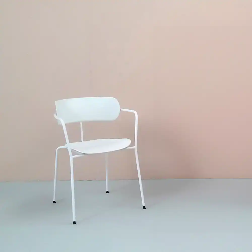 Silla blanca disponible en alquiler de estudio CU29 Valencia
