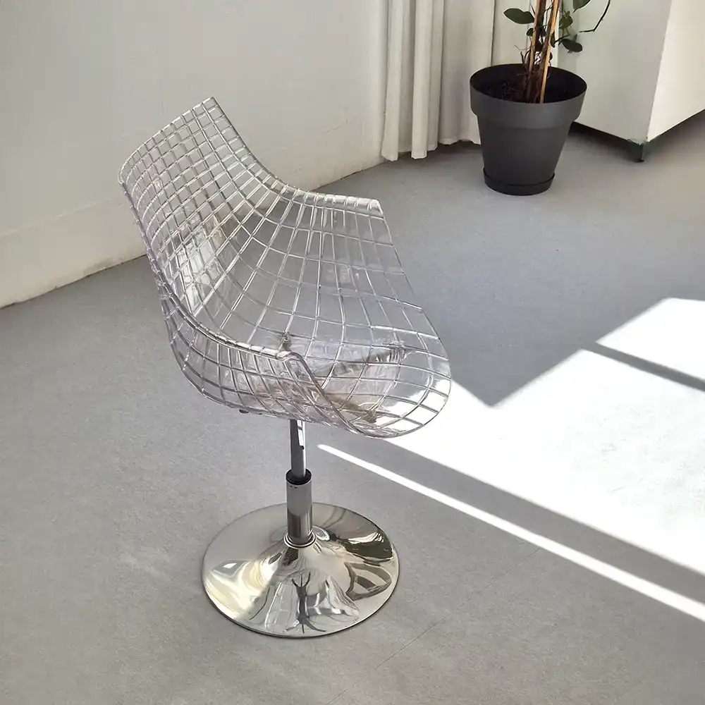 Silla transparente y plateada giratoria disponible en alquiler de estudio CU29 Valencia
