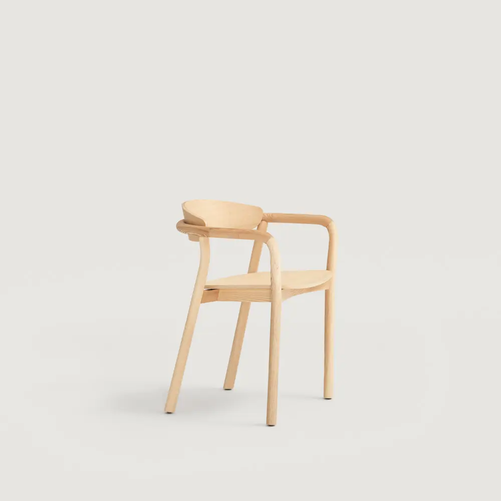 Vista adicional de la silla Cecile de Capdell en madera clara, disponible en alquiler de estudio CU29 Valencia