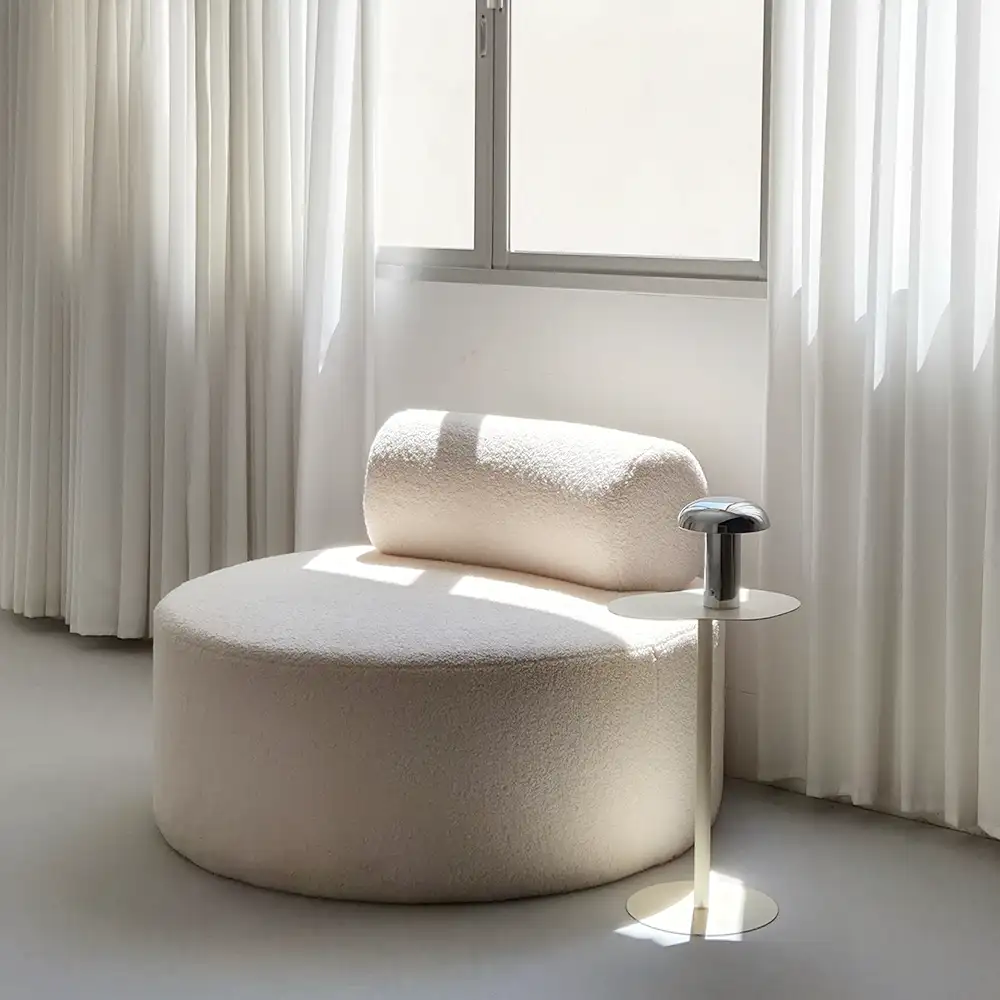 Sillón Naroa de Sklum tapizado borreguito, ideal para tumbarte en tu sesión de foto o vídeo, alquiler de estudio CU29 Valencia