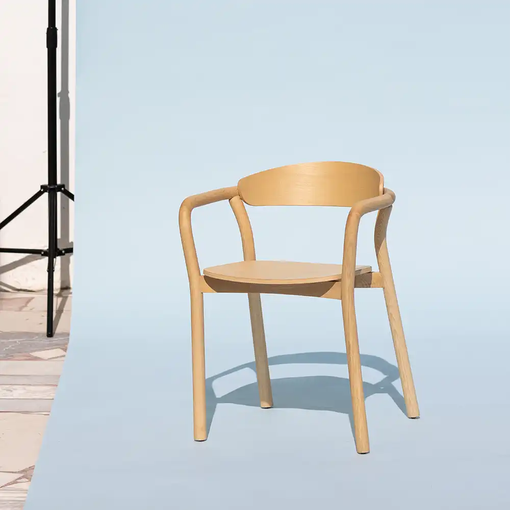 Silla Cecile de Capdell, madera clara, disponible en alquiler de estudio fotográfico y de vídeo CU29 Valencia