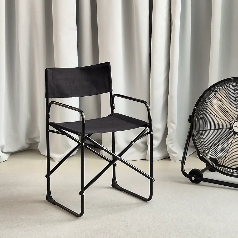 Silla negra plegable estilo director de cine disponible en alquiler de estudio de foto y vídeo CU29 Valencia