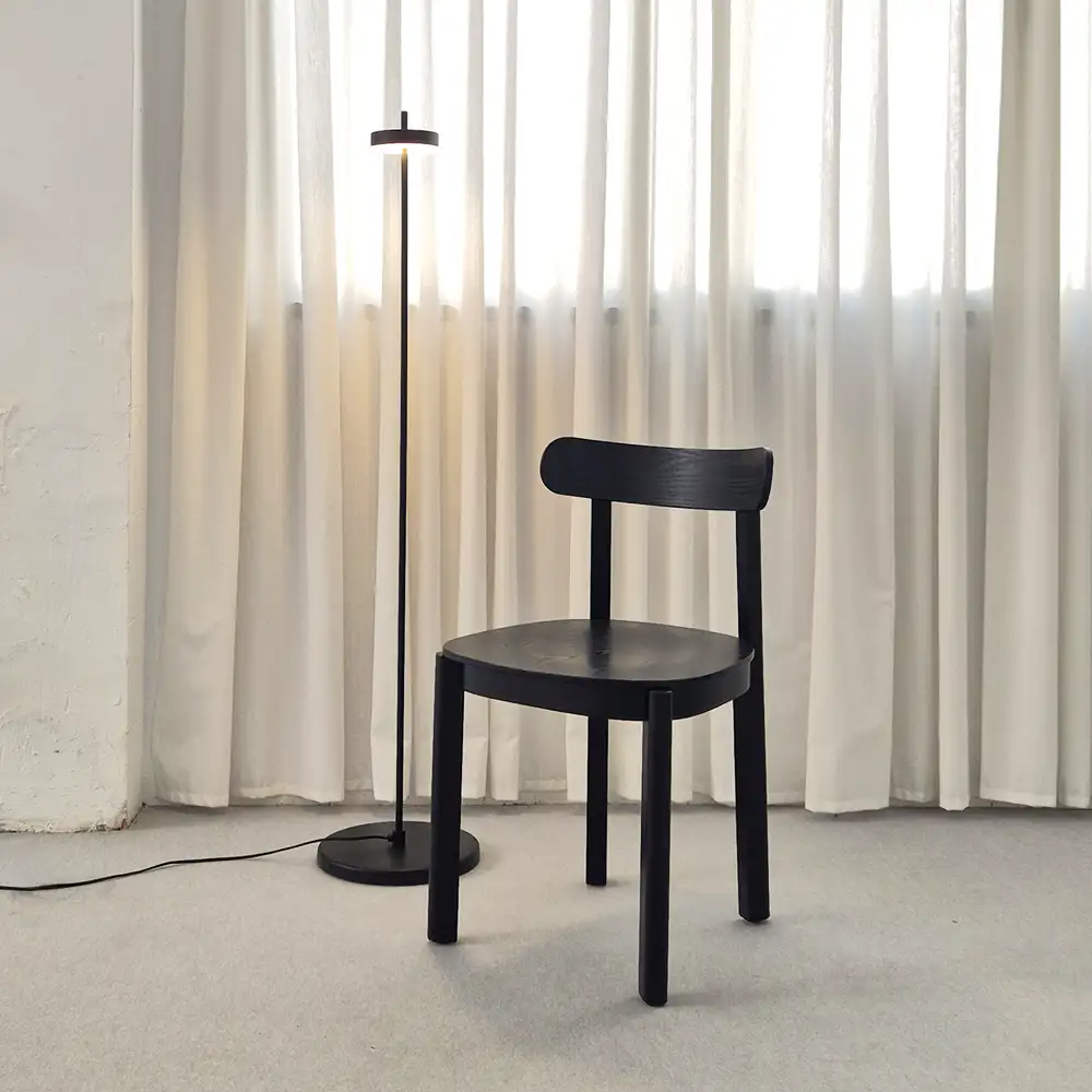Silla Nara de Teulat Design disponible en alquiler de estudio de foto y vídeo CU29 Valencia