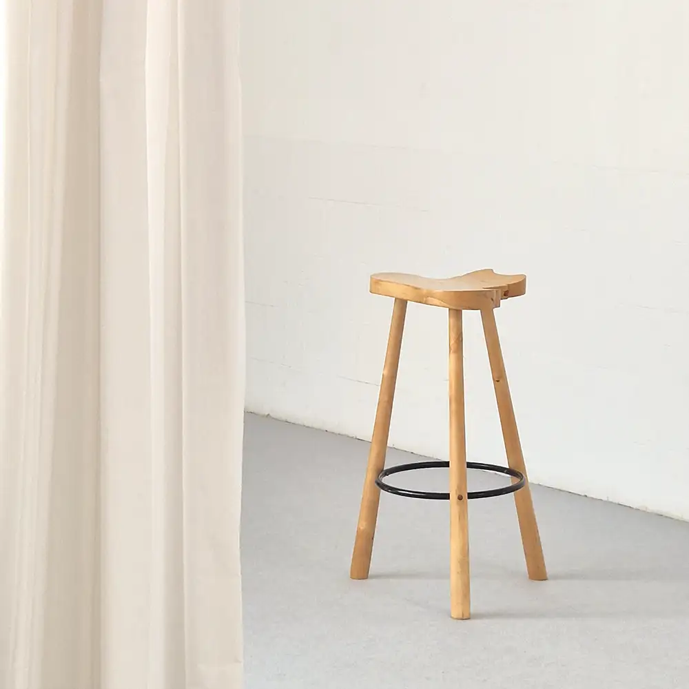 Taburete vintage de madera, ideal para posar en tu sesión de fotos o vídeo, disponible en alquiler de estudio CU29 Valencia