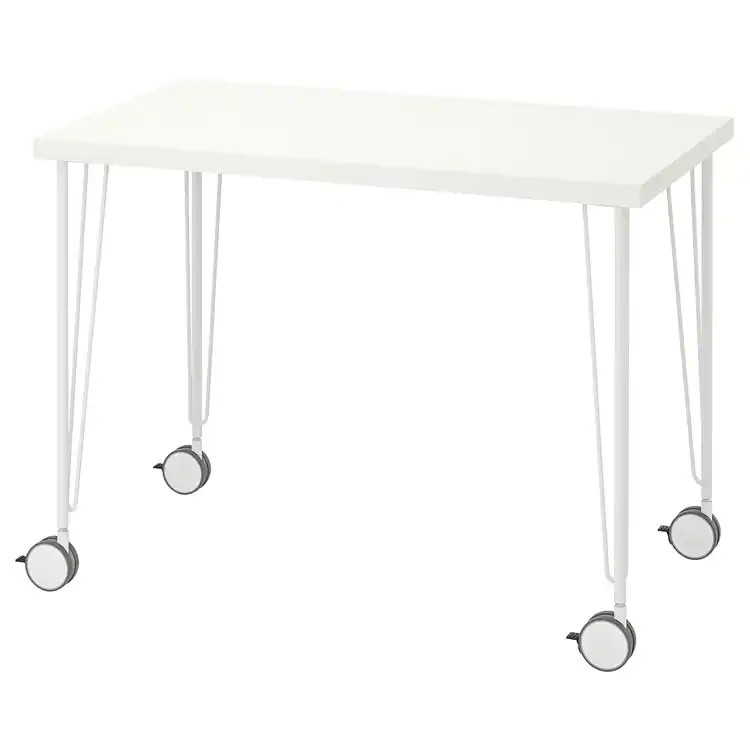Vista adicional de la mesa escritorio blanca con ruedas disponible en alquiler de estudio CU29 Valencia