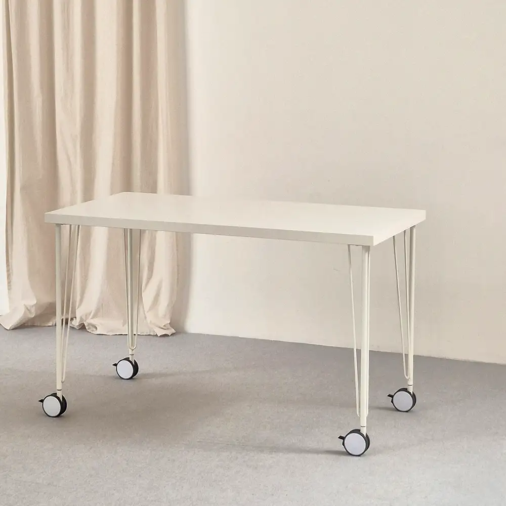 Mesa de escritorio blanca con ruedas Linnmon Krille disponible en alquiler de estudio de foto y vídeo CU29 Valencia