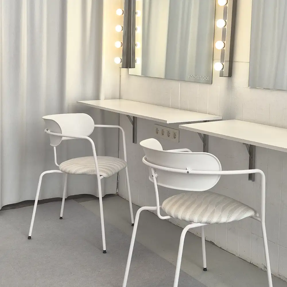 Silla blanca tapizada en la zona de maquillaje del estudio, disponible en alquiler de estudio de foto y vídeo CU29 Valencia