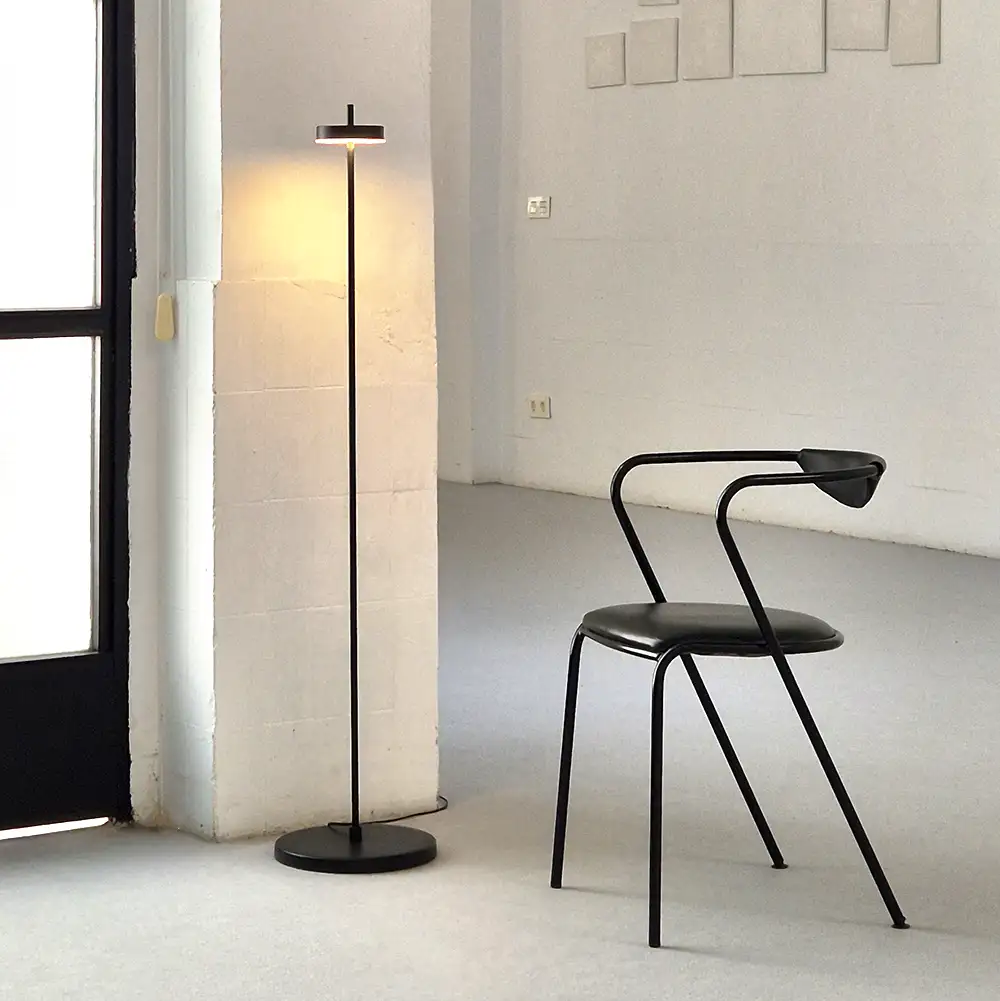 Silla negra minimalista ideal para sesiones de moda, disponible en alquiler de estudio de foto y vídeo CU29 Valencia