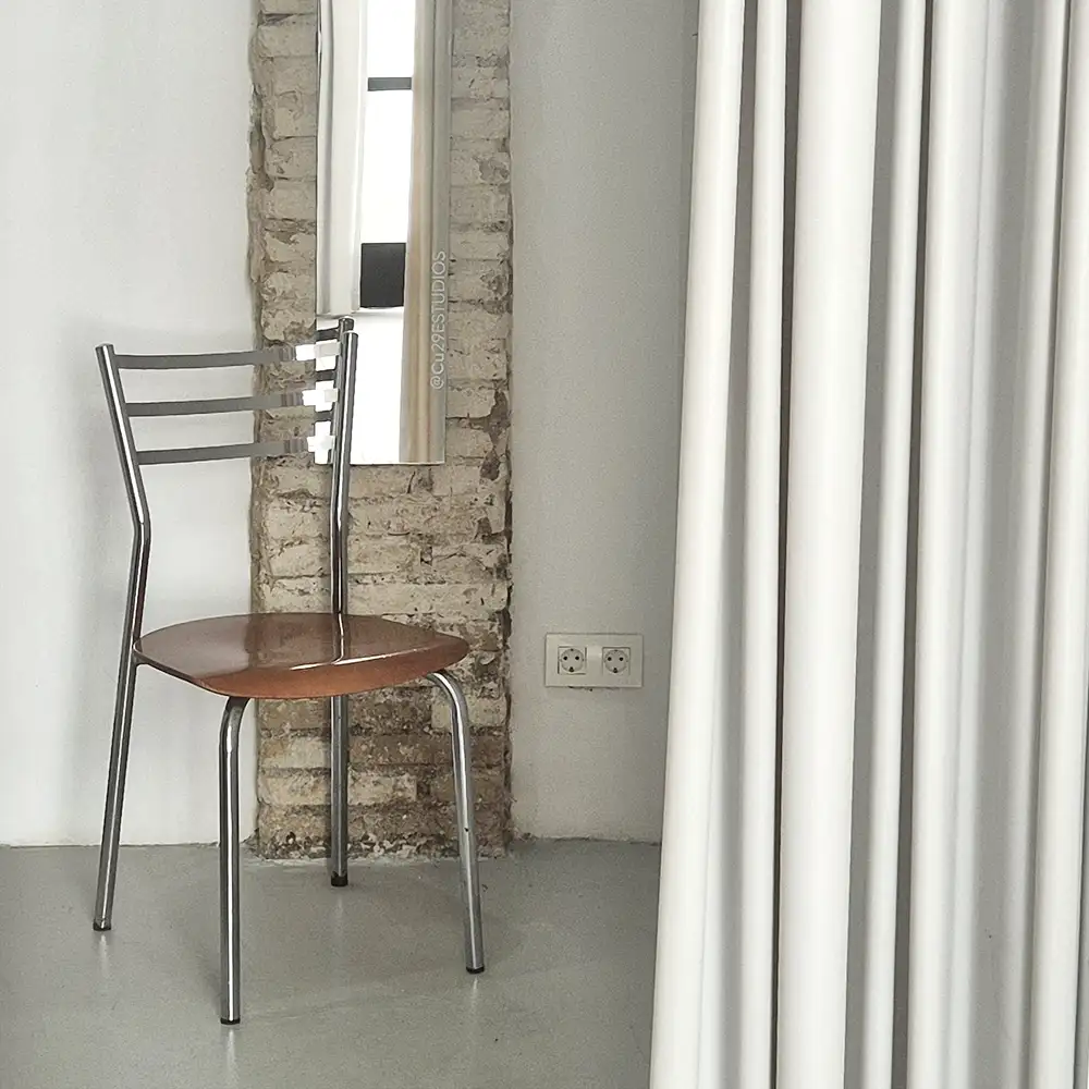 Silla vintage cromada años 70, estructura tubular cromada y asiento de madera, disponible en alquiler de estudio de foto y vídeo CU29 Valencia
