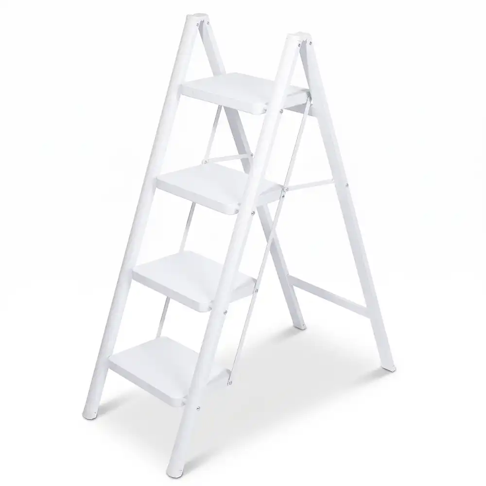 Escalera metálica blanca para posar, disponible en alquiler de estudio de foto y vídeo CU29 Valencia